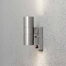 Applique da esterno Modena con sensore di movimento in acciaio inox montata su una parete in design moderno.