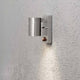 Modena Sensor Außen-Wandleuchte Edelstahl, klares Glas, Reflektor an einer grauen Wand installiert.