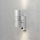 Modena Außen-Wandleuchte mit Bewegungsmelder galvanisierter Stahl, klares Glas, Reflektor an einer Wand.