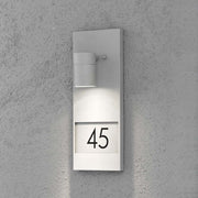 Modena Außen-Wandleuchte mit Hausnummern Grau klares Glas, Reflektor an einer Wand mit Hausnummer 45.