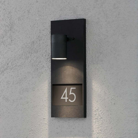 Modena zewnętrzna lampa ścienna z numerami domu czarna, oświetlenie ścienne z numerem 45 w nowoczesnym designie.