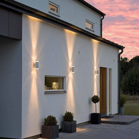 Modena Applique da esterno con doppio cono di luce bianco su una parete esterna moderna.