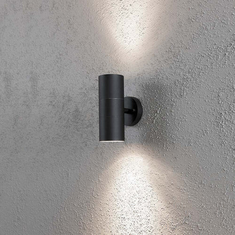 Modena Außen-Wandleuchte mit doppeltem Lichtkegel Schwarz, klares Glas, Reflektor an einer Wand