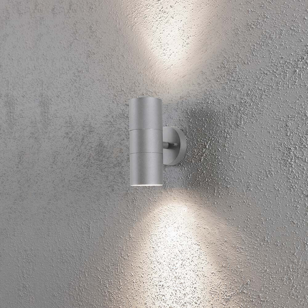 Modena Außen-Wandleuchte mit doppeltem Lichtkegel Grau, klares Glas, Reflektor an Wall.