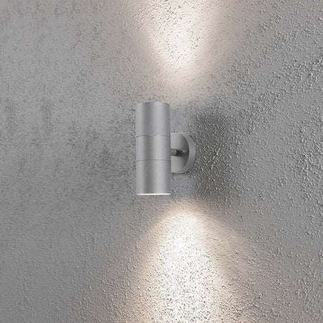 Modena Außen-Wandleuchte mit doppeltem Lichtkegel Grau, klares Glas, Reflektor an Wall.