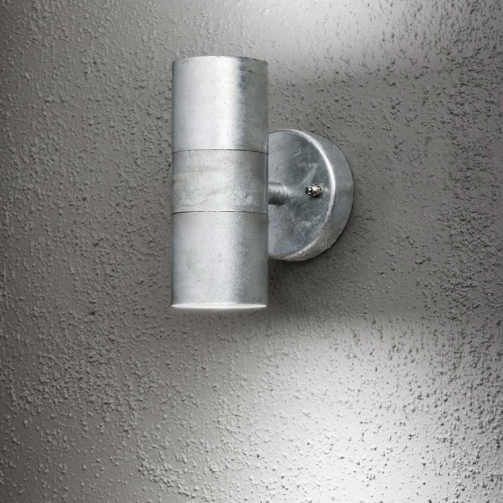 Modena Außen-Wandleuchte 2-flammig galvanisierter Stahl an einer rauen Wand montiert.