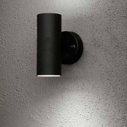 Modena Außen-Wandlampe mit doppeltem Lichtkegel Schwarz an der Wand installiert.