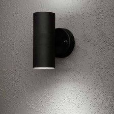 Lampada da parete esterna Modena con doppio fascio di luce nera installata sulla parete.