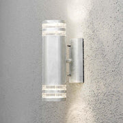 Applique extérieure Modena avec faisceau lumineux en acier galvanisé représentée sur un mur.