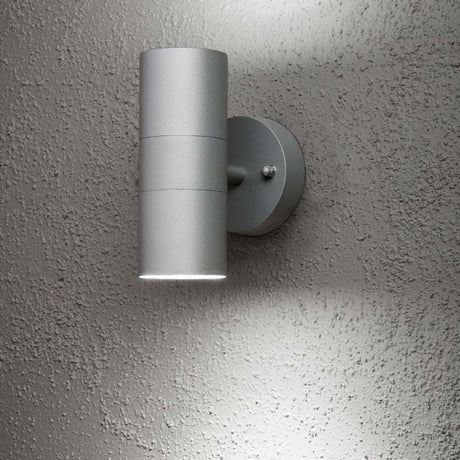 Modena Außen-Wandleuchte mit doppeltem Lichtkegel Grau an einer Wand, elegante graue Außenbeleuchtung.