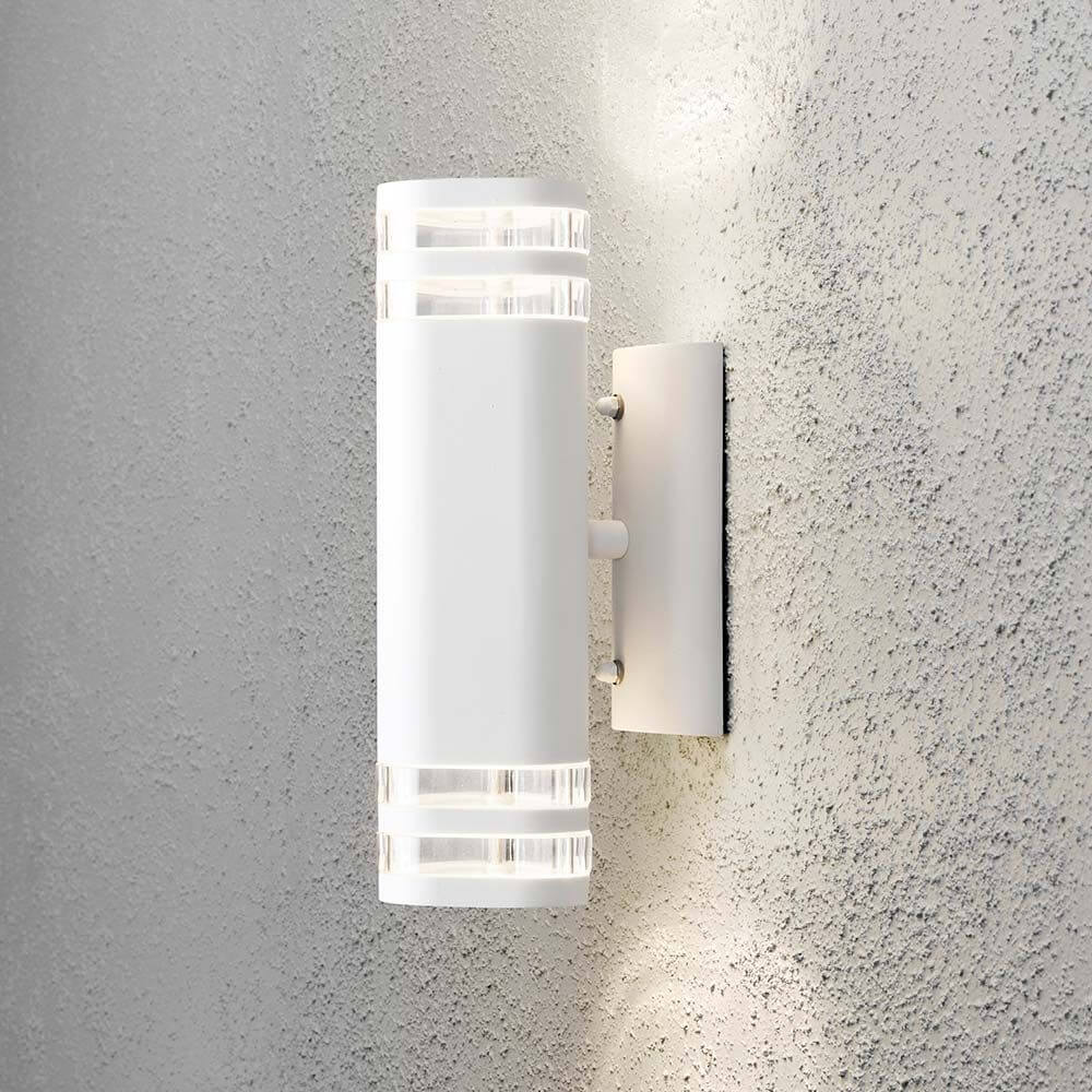 Modena Außen-Wandleuchte mit doppeltem Lichtkegel Weiß, klares Acrylglas, Reflektor an Wand montiert.