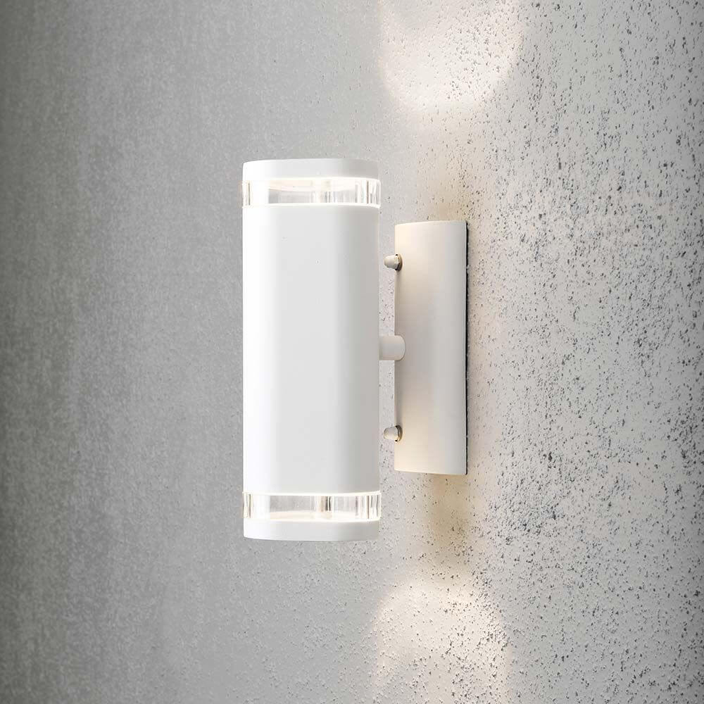 Modena Außen-Wandleuchte mit doppeltem Lichtkegel Weiß an einer Wand montiert zeigt modernes Design und doppelte Lichtstrahlung.