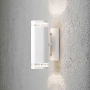 Aplique de parede exterior Modena com feixe de luz duplo branco montado numa parede mostra um design moderno e uma dupla emissão de luz.