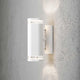 Modena Außen-Wandleuchte mit doppeltem Lichtkegel Weiß an einer Wand montiert zeigt modernes Design und doppelte Lichtstrahlung.