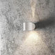 Modena Square Außen-Wandleuchte Weiß, klares Glas an einer strukturierten Wand im Lichtschein.