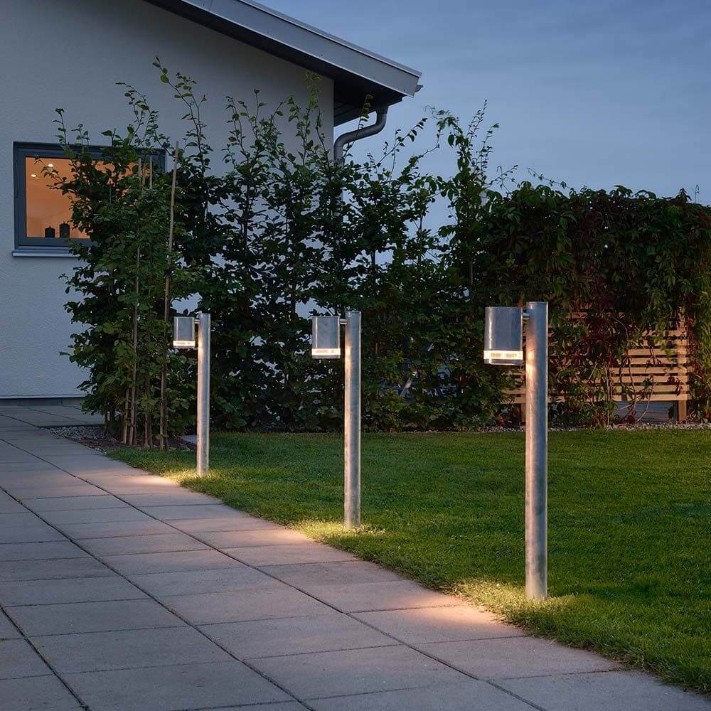 Modena Wegeleuchte mit Pfahl klares Acrylglas, Reflektor im Garten beleuchtet den Weg.