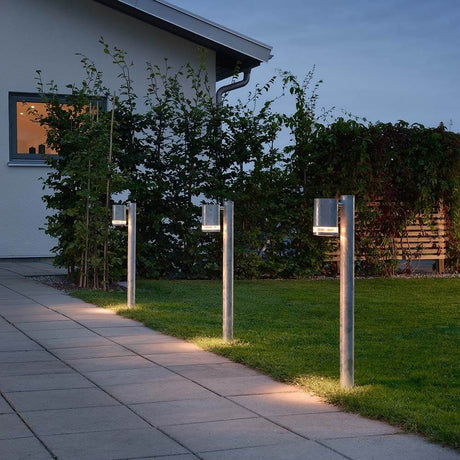 Modena lampada da giardino con palo in acrilico trasparente, riflettore illumina il sentiero nel giardino.