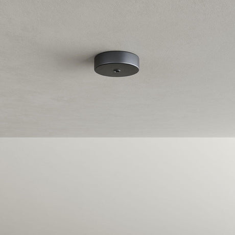 s.luce Hurtigmontering af metallampelampe monteret på loft, fladt og stilrent i metallisk design.