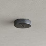 s.luce Schnell-Montage Metall Lampen-Baldachin in elegantem Design auf einer Decke.