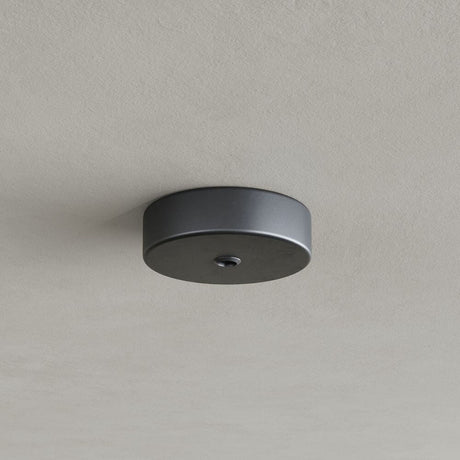 s.luce Hurtigmontering af metallampe baldakin i elegant design på loft.
