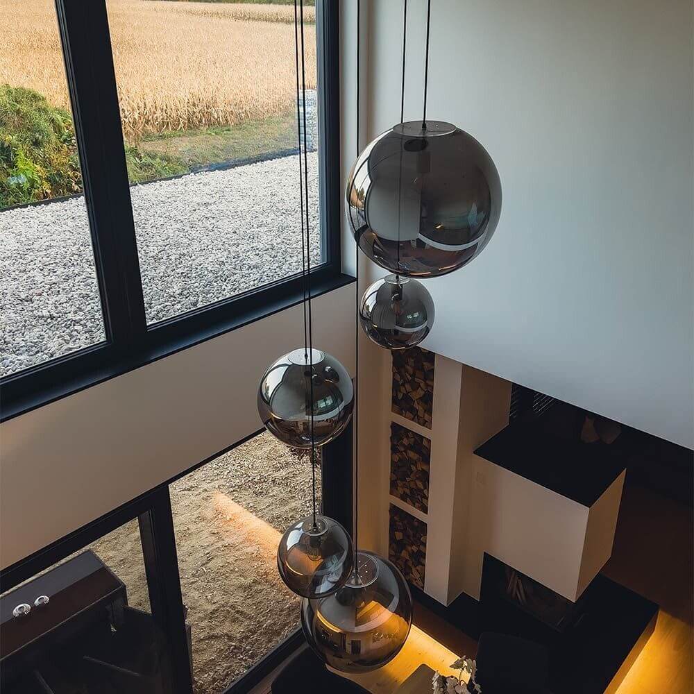 s.luce Modular Umbau bis 20 Leuchten mit eleganten Glaskugeln in modernem Wohnraum