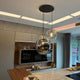 s.luce Modular Umbau bis 20 Leuchten über einer modernen Küche mit eleganten Pendelleuchten.