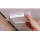 Person installiert Möbel Aufbauleuchte LED Vane eckig 2er-Set LED-Modul 2x6, 7W an einer Decke.