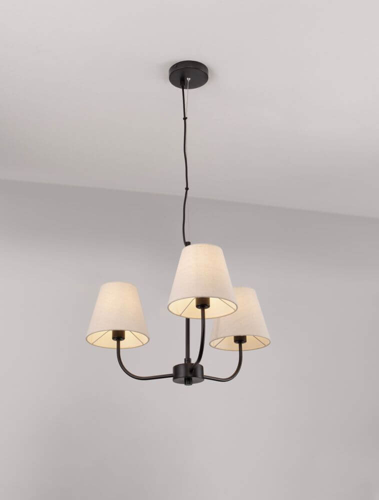 Moist Pendelleuchte 3-flammig Ø 52cm Schwarz, Beige mit drei textilbezogenen Schirmen und filigranem Metallgestell.