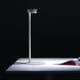 Iven LED Schreibtischlampe asymmetrisch 3-Stufen Schwarz auf einem Tisch mit einem Magazin.