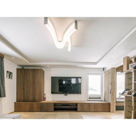 Lash LED Deckenleuchte organisch Weiß im modernen Wohnzimmer mit TV und Holzregalen.