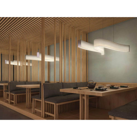Lash LED Pendelleuchte organisch Weiß in modernem Restaurant mit Holzdetails und gemütlicher Atmosphäre.