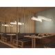 Lash LED Pendelleuchte organisch Weiß in modernem Restaurant mit Holzdetails und gemütlicher Atmosphäre.