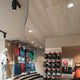 Moderne Geschäftslampe LED Einbauleuchte im Verkaufsraum mit sportlicher Bekleidung und Accessoires.