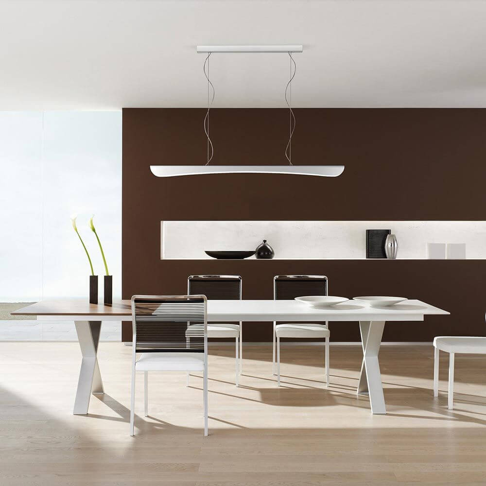 Stretto LED Pendelleuchte 135cm 1690 Lumen Weiß über modernem Esstisch in stilvollem Interieur.