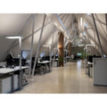Moderne Büroumgebung mit Stehlampen und Schreibtischen, ideal für effektive Arbeitsplätze.