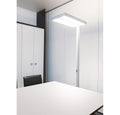 Moderne LED Stehlampe in Weiß für Büros, strahlt direkt und indirekt, ideal für Schreibtisch-Arbeitsplätze.