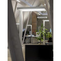 Moderne System Büro Stehlampe in Weiß, ideal für direkte und indirekte Beleuchtung am Arbeitsplatz.