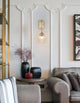 Mond Wandleuchte Gold, Transparent an einer eleganten Wand mit stilvollen Wohnaccessoires.
