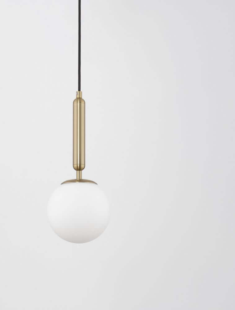Monet Pendelleuchte Ø 15cm Gold, Weiß – skandinavische Hängeleuchte mit goldener Aufhängung und weißem Glasball für Wohnzimmer und Esszimmer
