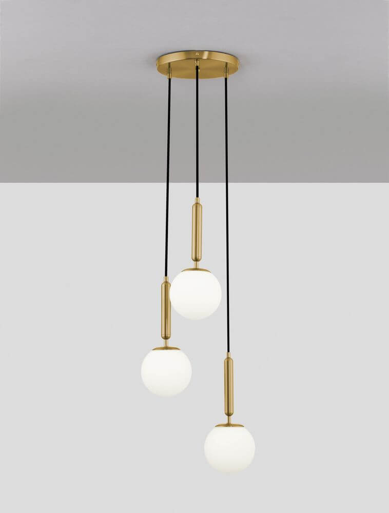 Monet Pendelleuchte 3-flammig Ø 35cm Gold, Weiß – skandinavische 3-flammige Pendelleuchte mit goldenen Elementen und weißen Glaskugeln