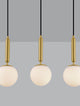 Monet Pendelleuchte 3-flammig Gold, Weiß in skandinavischem Design mit weißen Glaskugeln.
