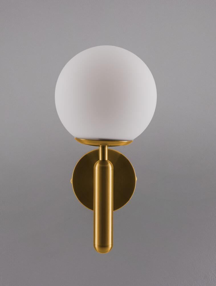 Alt Tag: Monet Wandleuchte Gold, Weiß an Wand montiert mit mundgeblasenem opal Glas und goldfarbenem Metallfuß