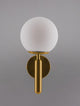Alt Tag: Monet Wandleuchte Gold, Weiß an Wand montiert mit mundgeblasenem opal Glas und goldfarbenem Metallfuß