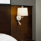 Montreal Wandleuchte mit LED-Lesearm (ohne Schirm) an modernem Schlafzimmer-Hintergrund.