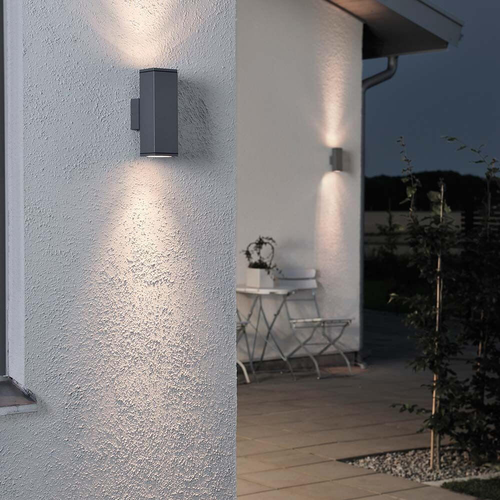 Monza Außen-Wandleuchte mit doppeltem Lichtkegel Anthrazit an der Wand montiert mit sanfter Beleuchtung.