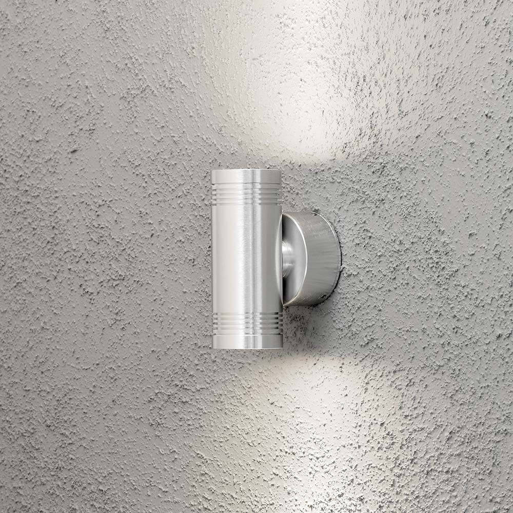Monza LED Außen-Wandleuchte mit doppeltem Lichtkegel an grauer Wand montiert.