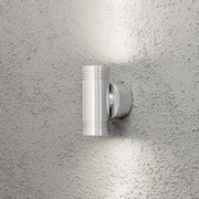 Monza LED lampada da parete esterna con doppio fascio di luce montata su muro grigio.