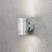Monza LED Außen-Wandleuchte mit doppeltem Lichtkegel an einer strukturierten Wand montiert.