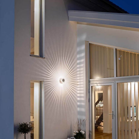 Monza LED -efekti ulkovalaisin massiivista alumiinia modernilla taloseinällä yöllä.