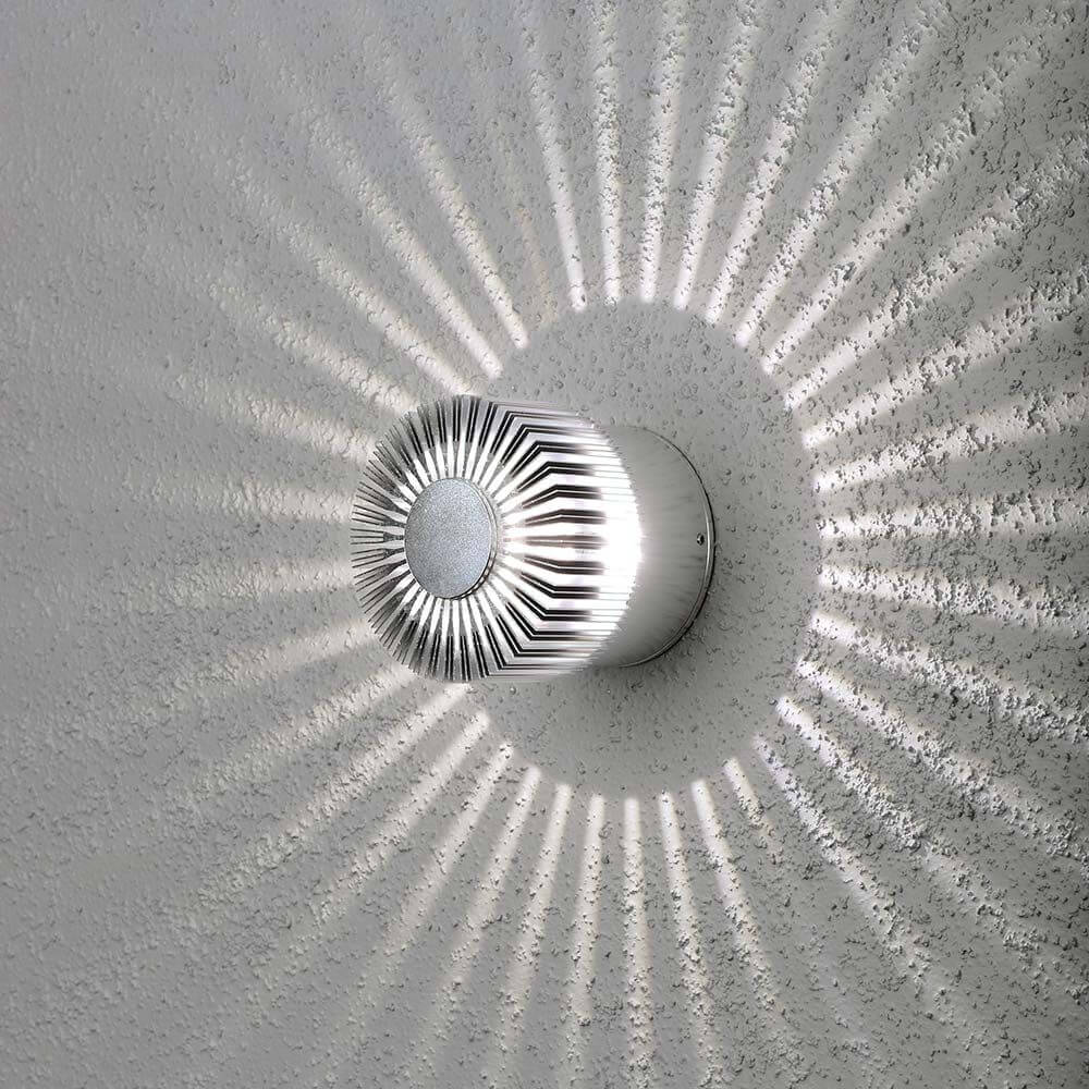 Monza LED Effekt Außen-Wandleuchte mit einzigartigem Lichtdesign und stilvollen Schatteneffekten an der Wand.